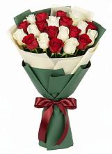 Букет Микс из красных и белых роз в Лысьве