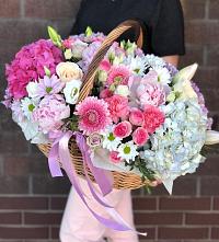 Композиция солнечный день в Лысьве Цветочная композиция из Розы, Хризантемы, Пионы и Лизиантусы в корзине в Лысьве
