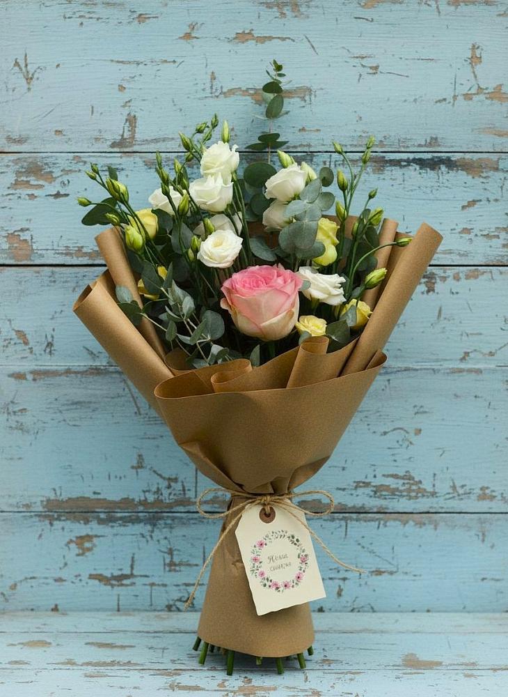 Букет цветов из: Розы и Лизиантусы в Лысьве