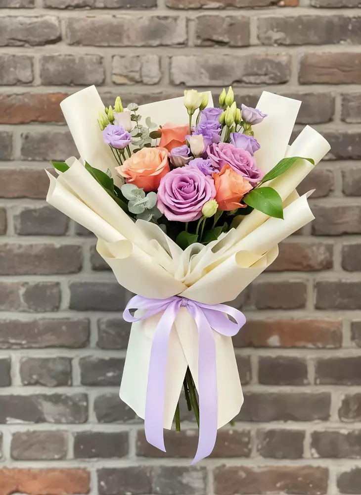 Букет цветов из: Лизиантусы и Розы в Лысьве