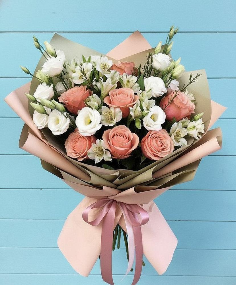 Букет цветов из: Розы, Альстромерии и Лизиантусы в Лысьве