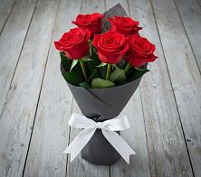 Букет 5 Красных роз Эдлесс Лав в Лысьве