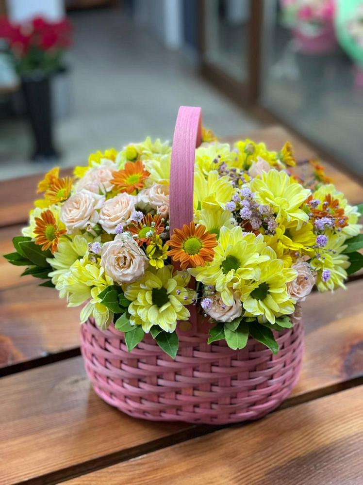 Цветочная композиция из Хризантемы и Розы в корзине в Лысьве