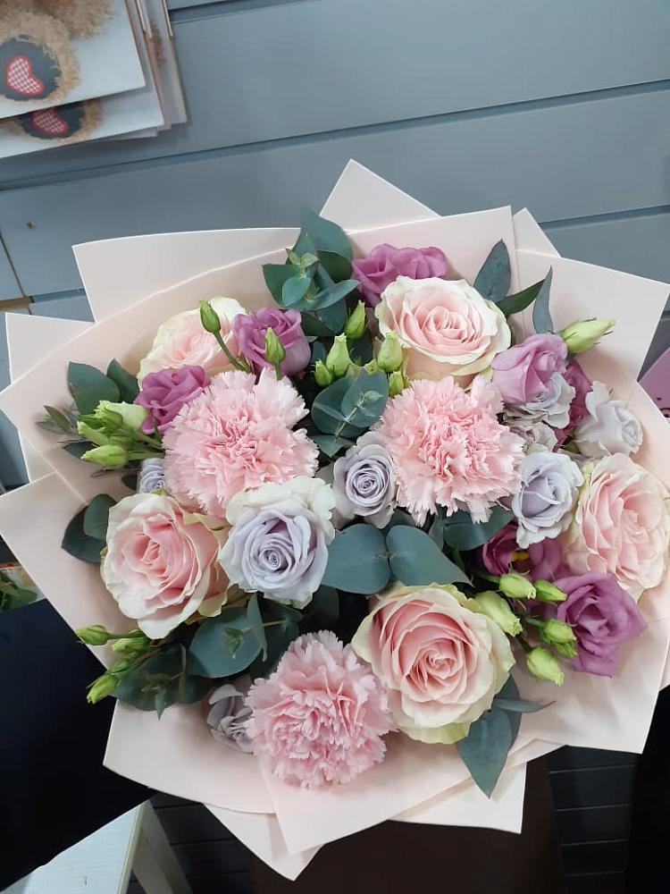 Букет цветов из: Розы, Гвоздики и Лизиантусы в Лысьве