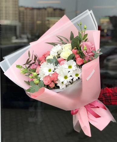 Букет цветов из: Розы, Лизиантусы и Хризантемы в Лысьве