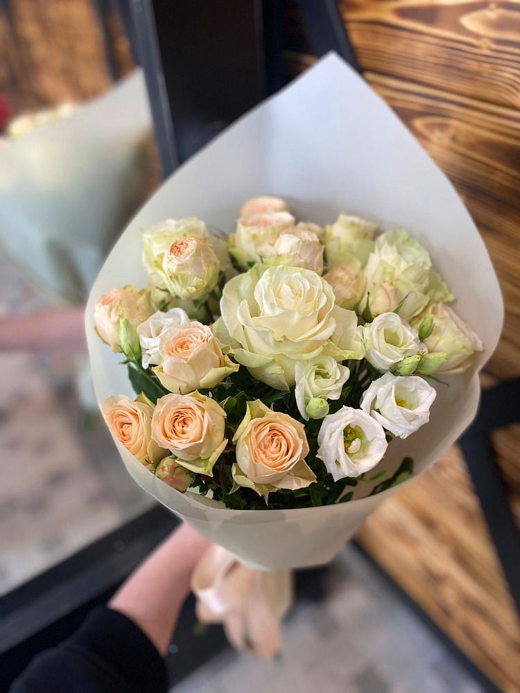 Букет цветов из: Розы и Лизиантусы в Лысьве